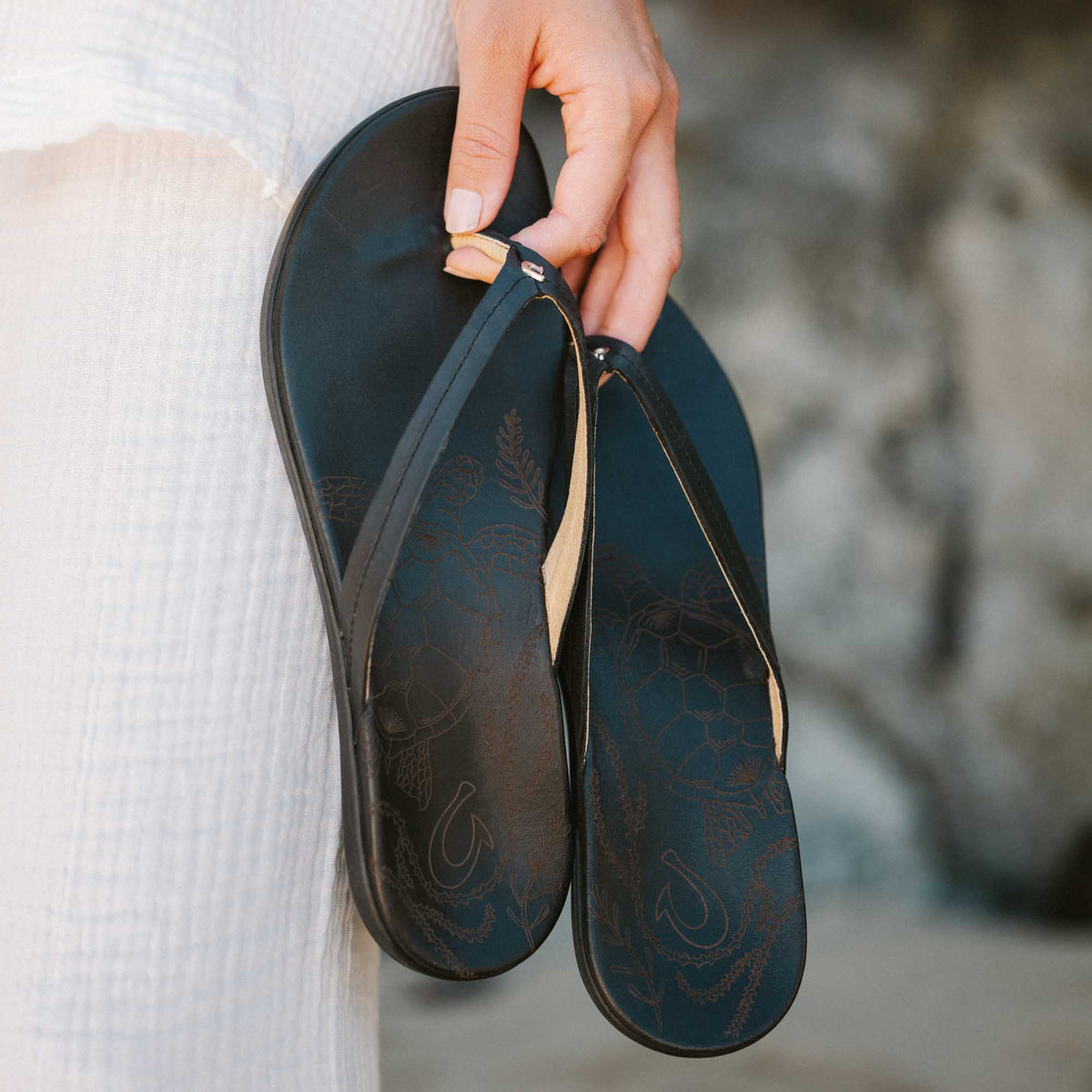 Women Honu Women’s Leather Beach Sandals - Black| OluKai