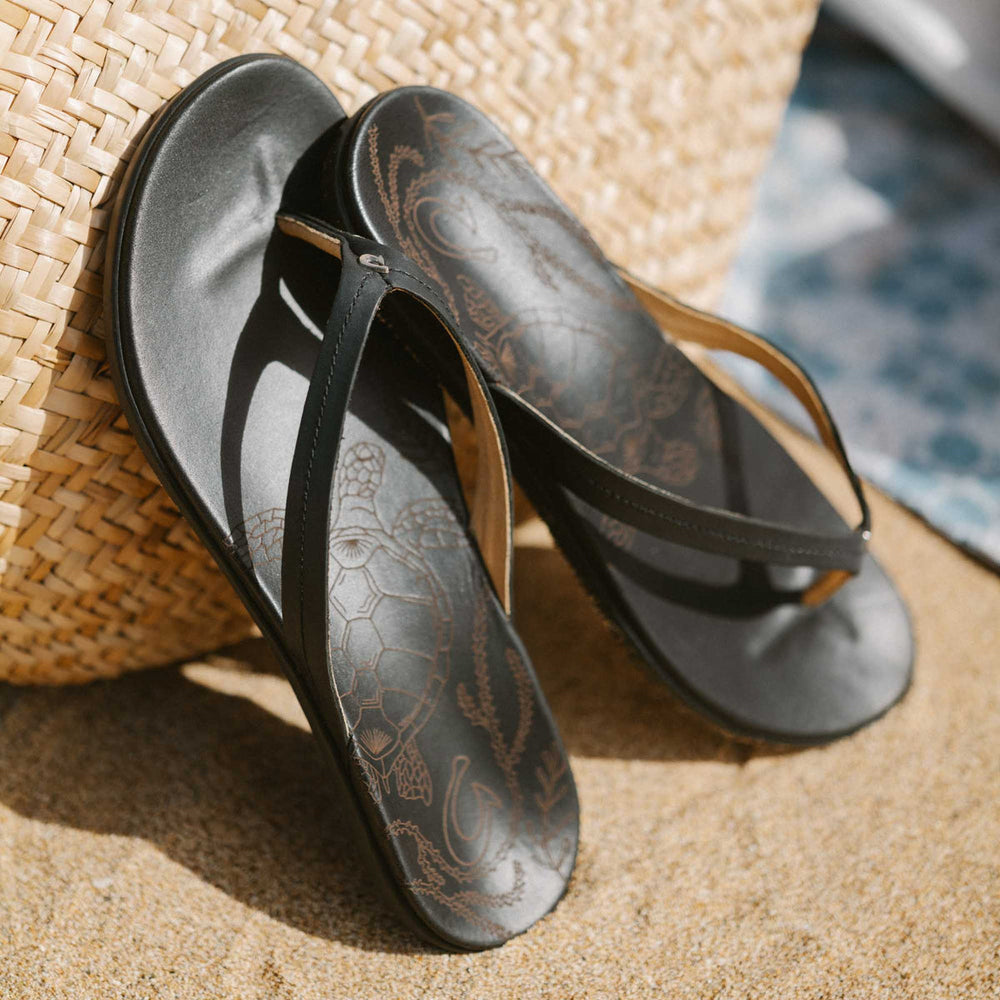 Women Honu Women’s Leather Beach Sandals - Black| OluKai